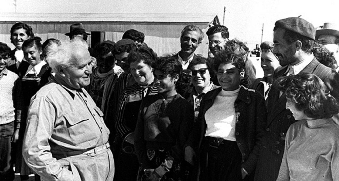 דוד בן גוריון בחברת עולים חדשים במעברה, ישראל, שנות ה- 1950 (המרכז לתיעוד חזותי ע"ש אוסטר, בית התפוצות, באדיבות שמעון אביזמר, ישראל)