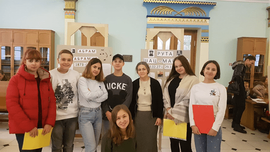 Участники проекта и руководитель учитель Эстер Андреева в Рижской синагоге Пейтав Шул Слева направо: Юлия Хаютина, Артем Ильичев, Николь Баркан, Вадим Пинегин, руководитель проекта -Эстер Андреева, Даниэлла Богданова, Мишель Баркан, Софья Ставинская (внизу).