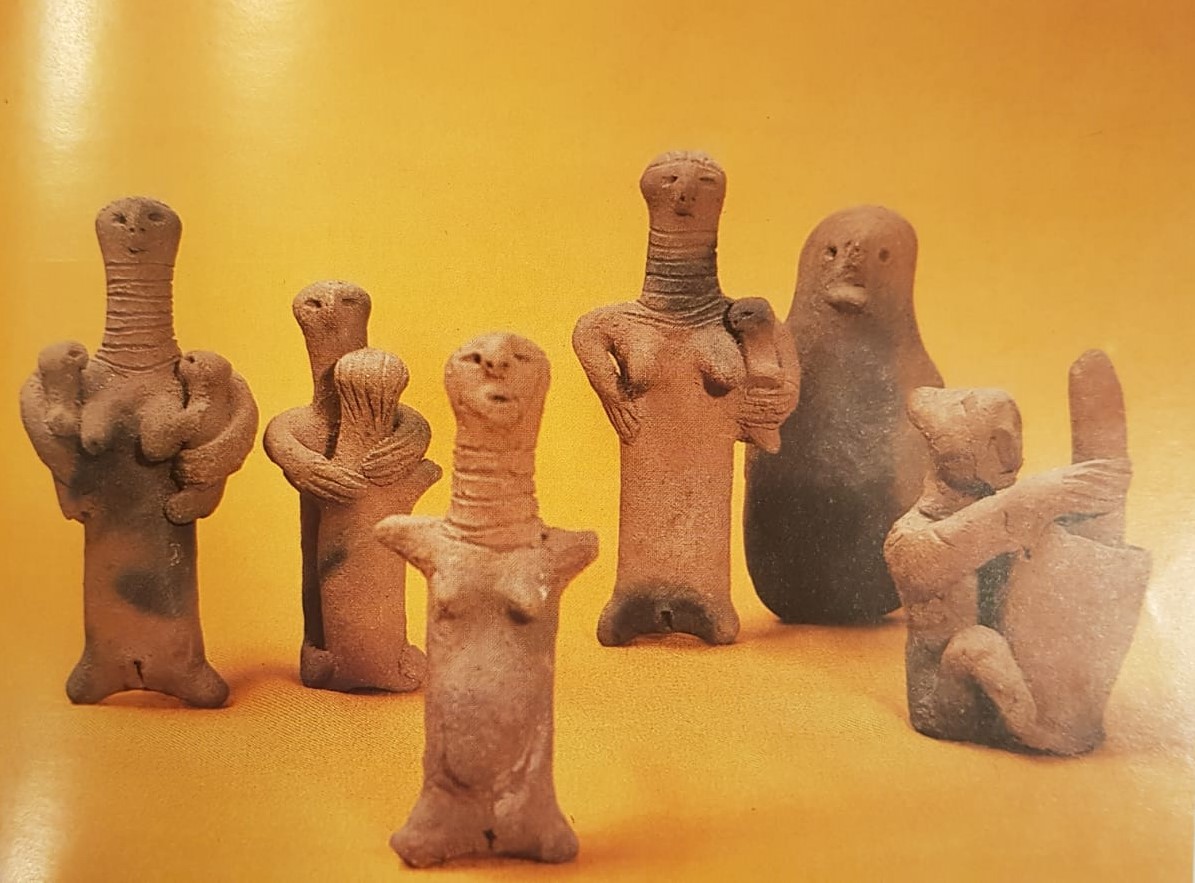 פסלוני חרס שיצרו נשות ביתא ישראל, וולקה, שנות ה1960. באדיבות משפחת הראל, חיפה. צילום: יעקב בריל