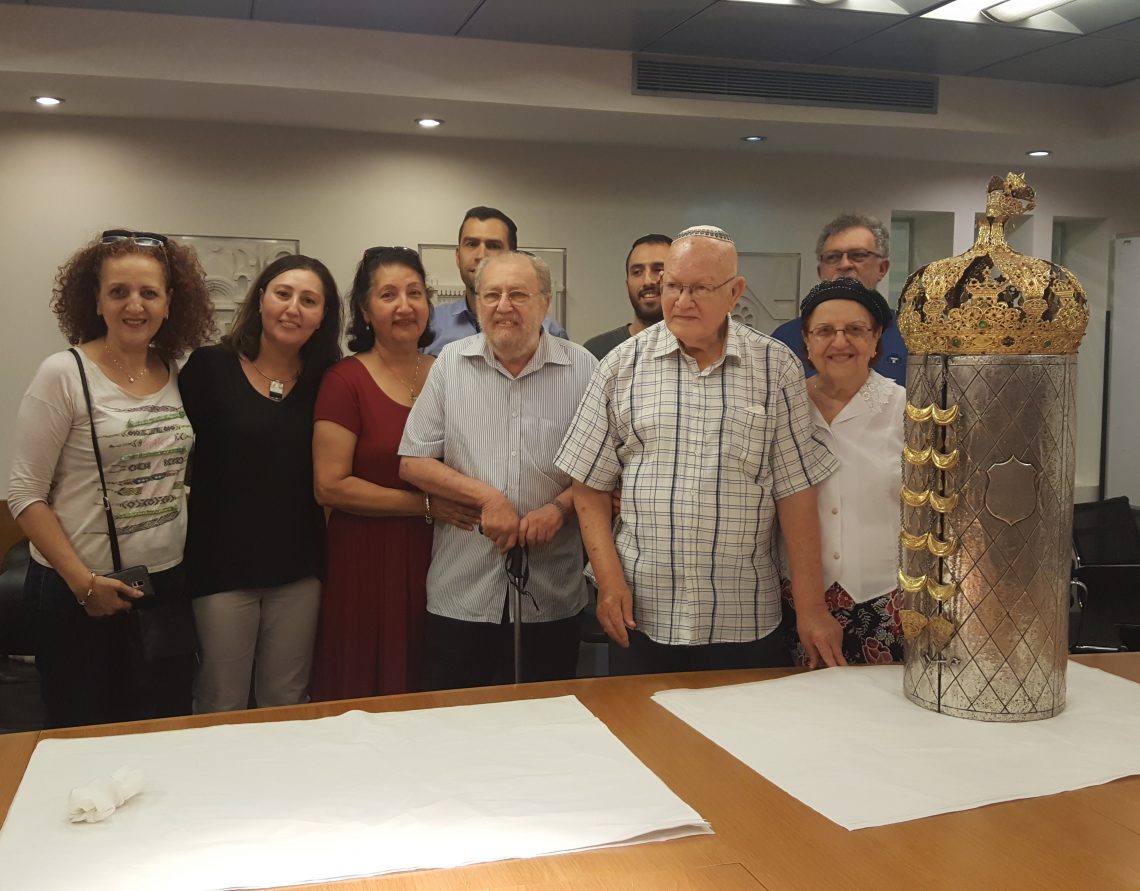 מימין לשמאל: רחל רובי, אליה רובי, שמואל קודר, סימי קודר, שולמית קוצר, סנדרה טוויג. שורה שניה: שאול קודר, דקל טוויג, יעקב פינקלשטיין. בית התפוצות, יולי 2017 מימין לשמאל: רחל רובי, אליה רובי, שמואל קודר, סימי קודר, שולמית קוצר, סנדרה טוויג. שורה שניה: שאול קודר, דקל טוויג, יעקב פינקלשטיין. בית התפוצות, יולי 2017