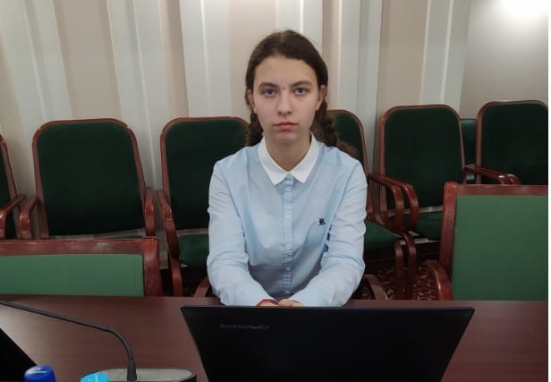 Регина Пронина רגינה פרונינה מסמרה - Регина Пронина, ученица 8 «Н» класса, приняла участие в этом учебном году в 2-х городских конференциях: городские Патриотические чтения им. маршала Василевского (победитель в номинации, торжественное награждение было в Гордуме, фото в предыдущем письме как раз оттуда, прилагаю еще два фото), а также: Городская Открытая полиэтническая научно-практическая конференция учащихся «Общечеловеческие ценности в поликультурном пространстве» (1 место). Перед обеими конференциями была небольшая вступительная концертная часть, посвященная 75-летию Великой Победы. Ребята выступали со своими докладами, параллельно показывали презентации. По окончании выступления члены жюри и присутствующие в аудиториях ученики и их родители задавали вопросы выступающим. Итоги были подведены через несколько дней и вывешены на сайте. Награждение в Гордуме было очень торжественное, присутствовали СМИ, представители Администрации города Самары вручили победителям памятные подарки. Награждения по 2-ой конференции не было из-за введения карантина по коронавирусу.