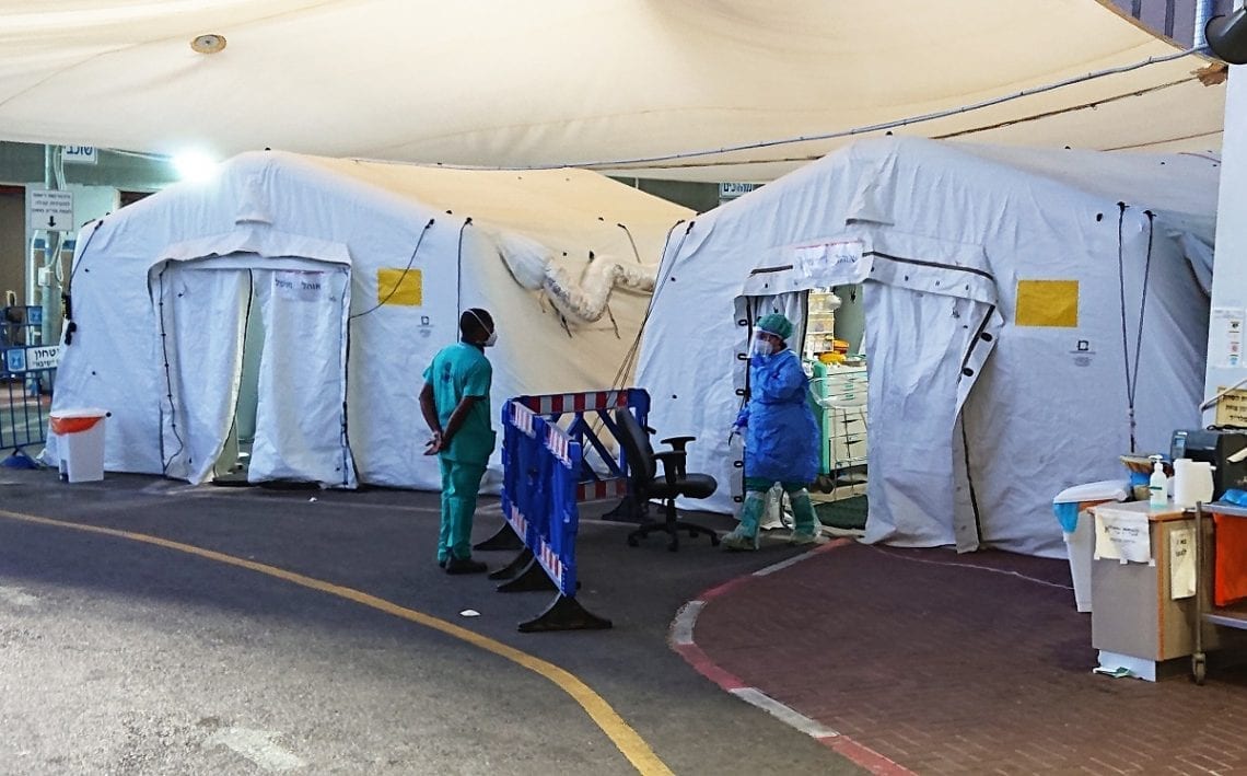 אוהלי קורונה בבי"ח שיבא, ישראל, מאי 2020 (צילום: DMY, ויקיפדיה)