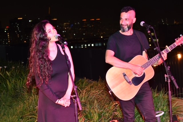 יסמין מועלם על גג מוזיאון אנו